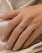 Zilvaré Solène Ring – Verfijnde zilverkleurige ring met zirkonia en twist design