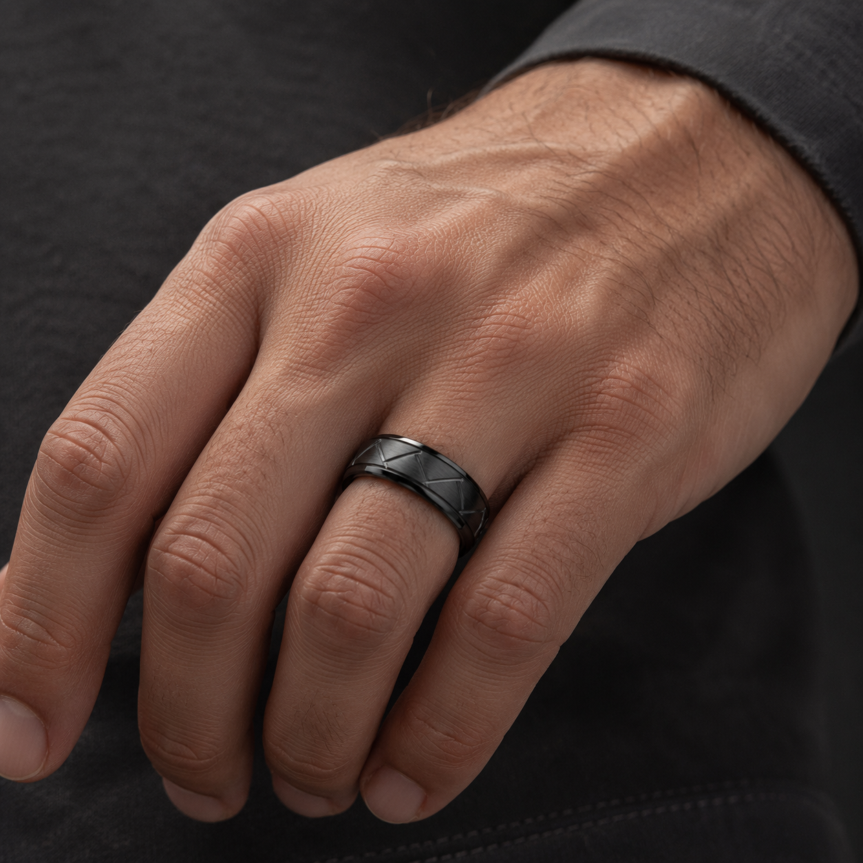 Zilvaré Mauro Ring - Roestvrijstalen ring met modern chevron design