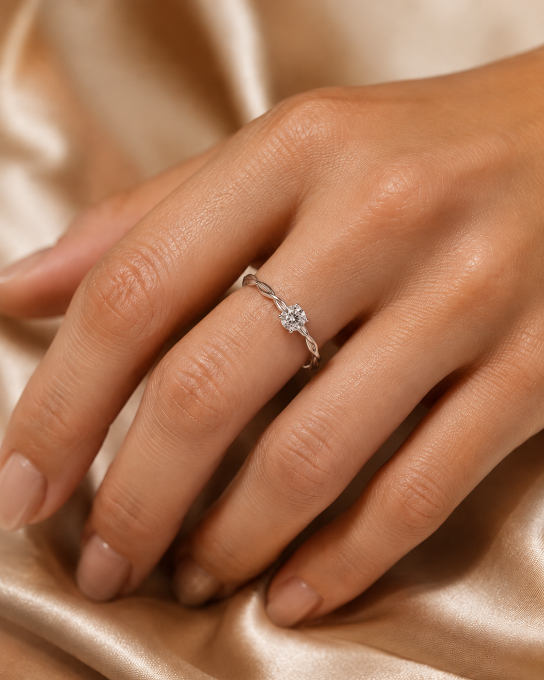Zilvaré Solène Ring – Verfijnde zilverkleurige ring met zirkonia en twist design