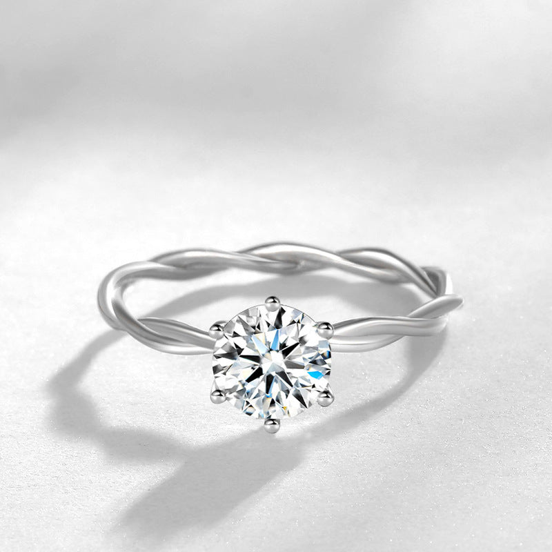 Zilvaré Solène Ring – Verfijnde zilverkleurige ring met zirkonia en twist design