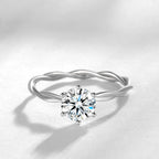 Zilvaré Solène Ring – Verfijnde zilverkleurige ring met zirkonia en twist design