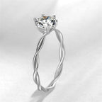 Zilvaré Solène Ring – Verfijnde zilverkleurige ring met zirkonia en twist design