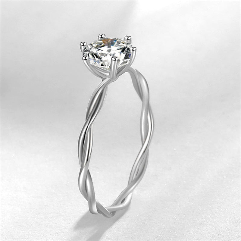 Zilvaré Solène Ring – Verfijnde zilverkleurige ring met zirkonia en twist design