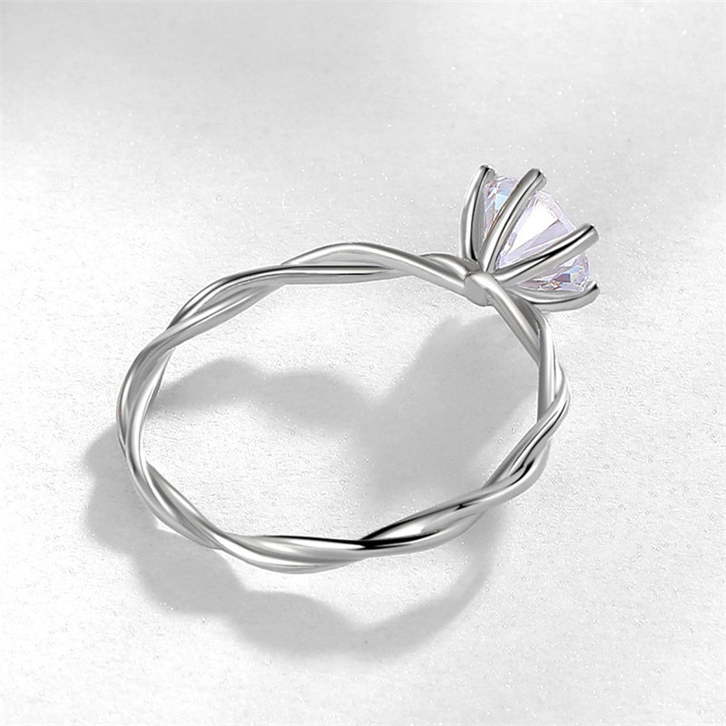 Zilvaré Solène Ring – Verfijnde zilverkleurige ring met zirkonia en twist design