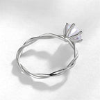 Zilvaré Solène Ring – Verfijnde zilverkleurige ring met zirkonia en twist design