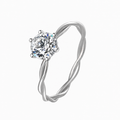Zilvaré Solène Ring – Verfijnde zilverkleurige ring met zirkonia en twist design