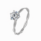 Zilvaré Solène Ring – Verfijnde zilverkleurige ring met zirkonia en twist design