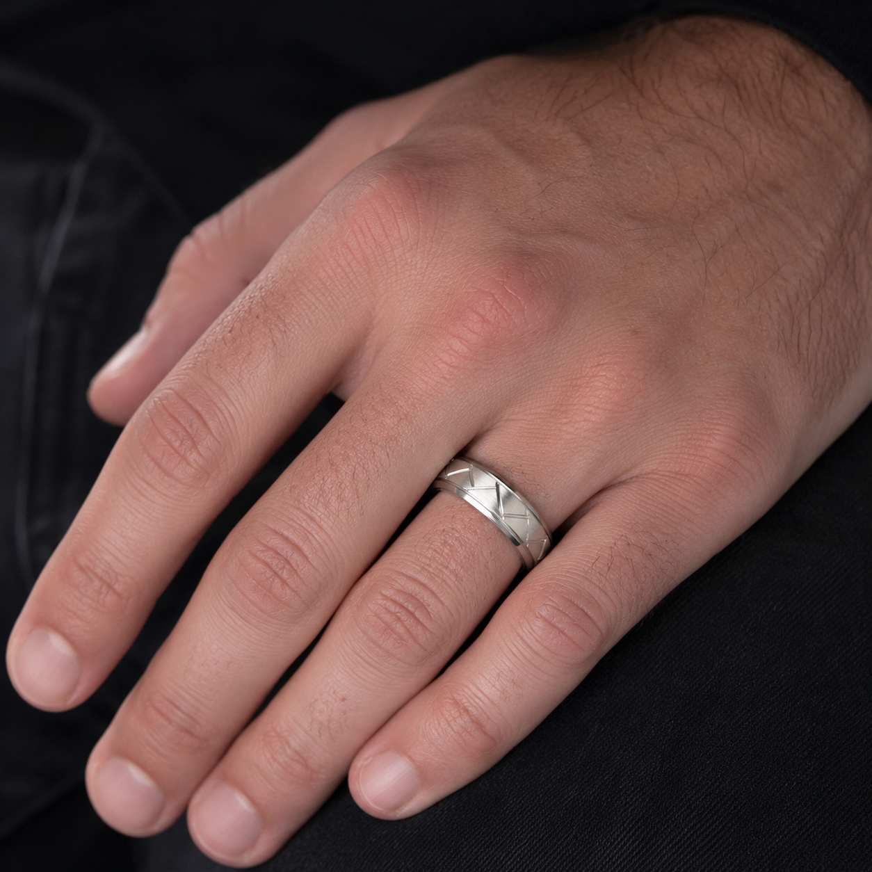 Zilvaré Mauro Ring - Roestvrijstalen ring met modern chevron design